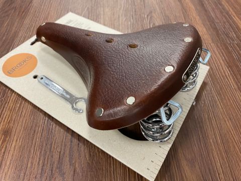 B67 Leder Sattel mit Federung breit Braun